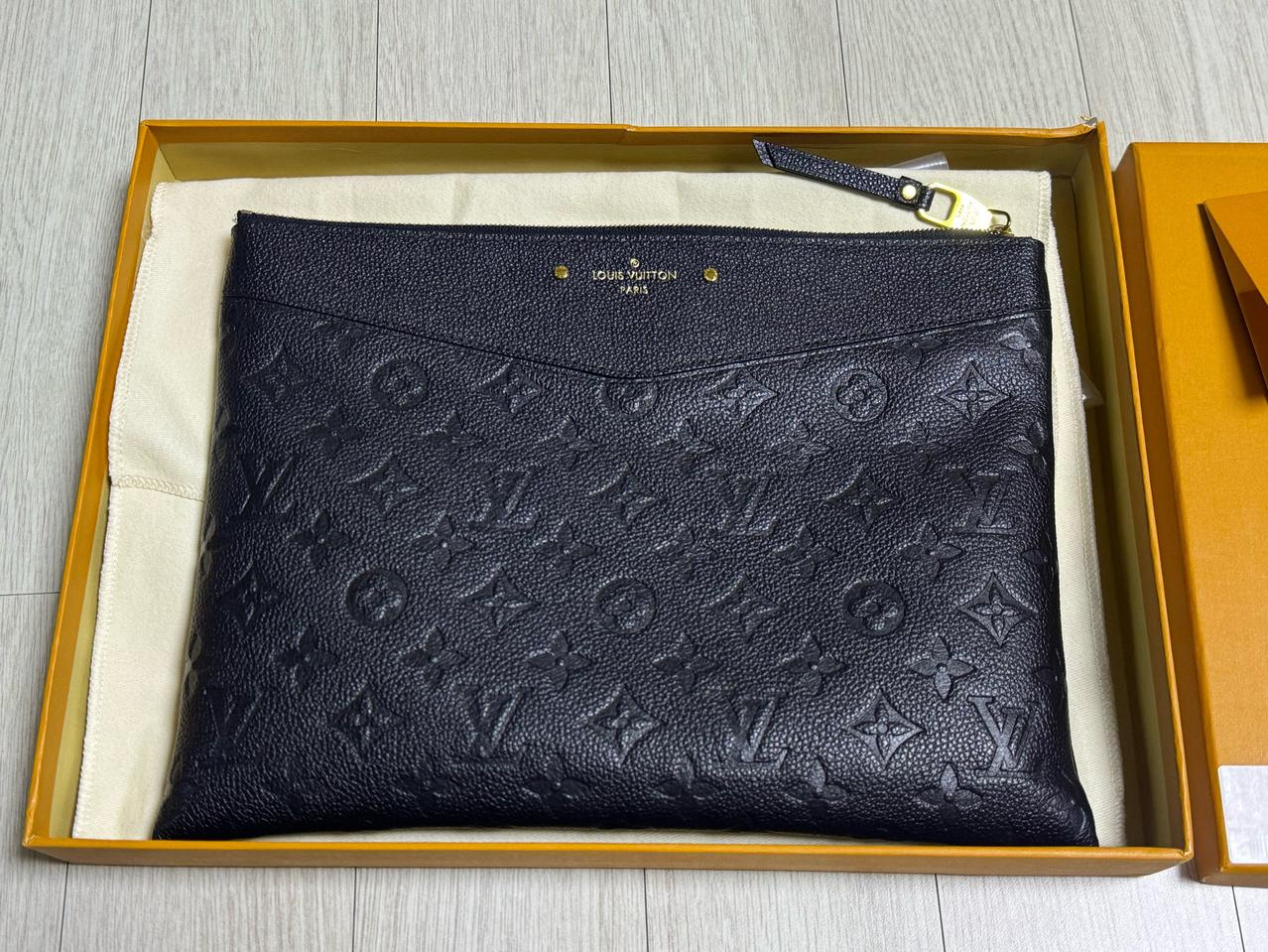 루이비통 앙프렝뜨 데일리 파우치 블랙