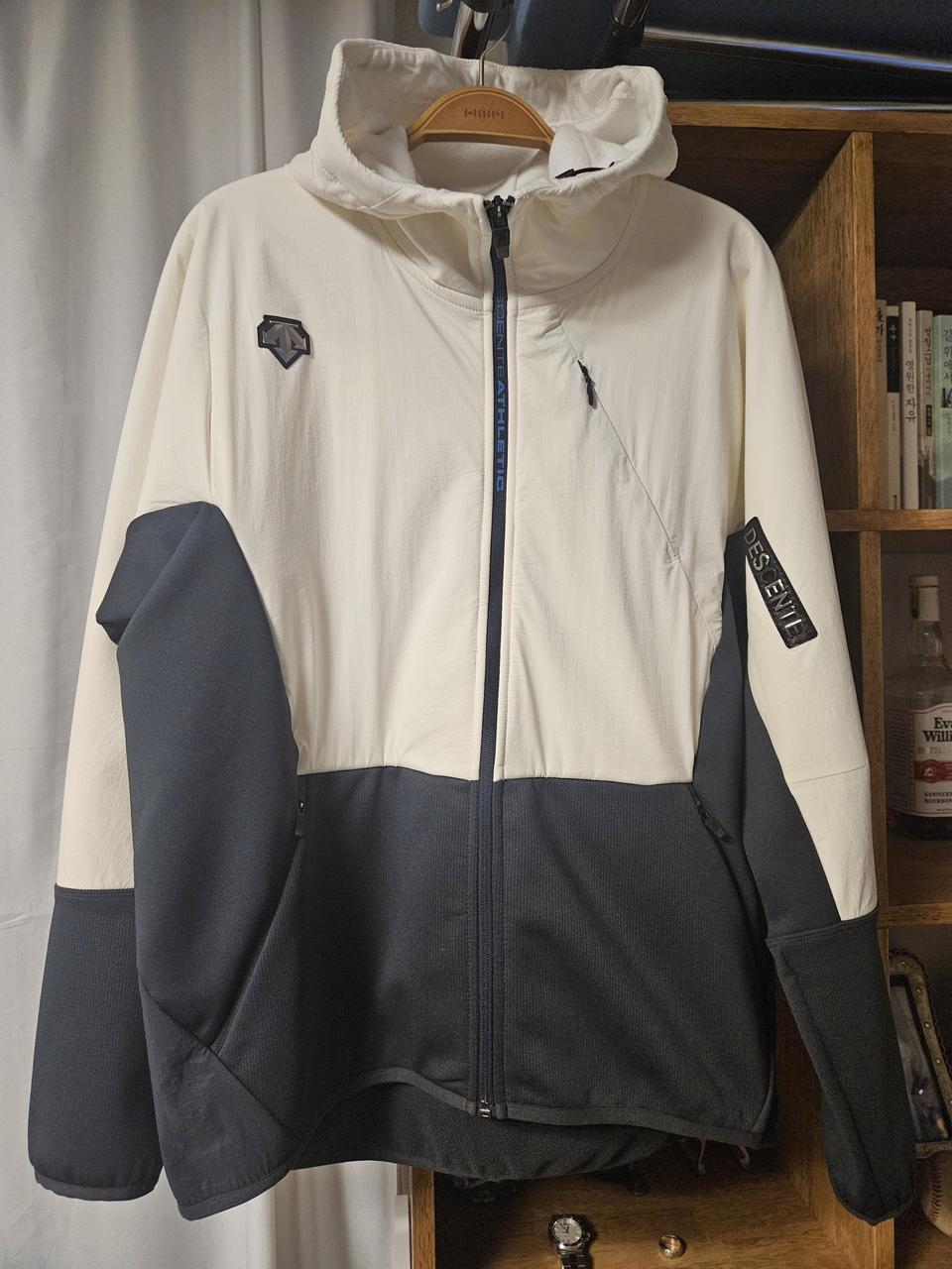 데상트 후드집업