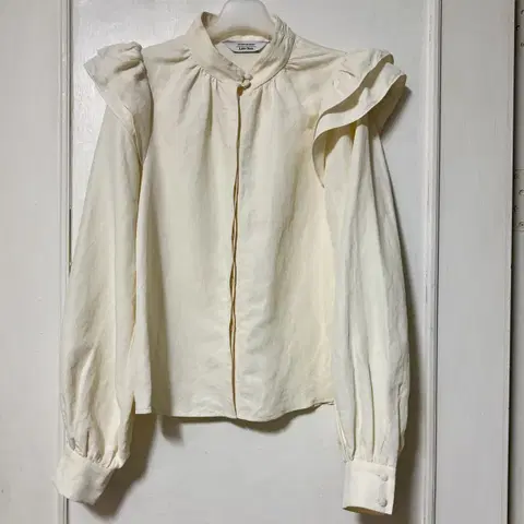 앤아더스토리즈 마소재 러플 블라우스