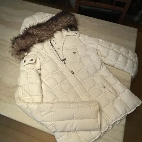 국내유일매물 아베크롬비 딱붙 패딩 점퍼 화이트 딱붙핏 y2k