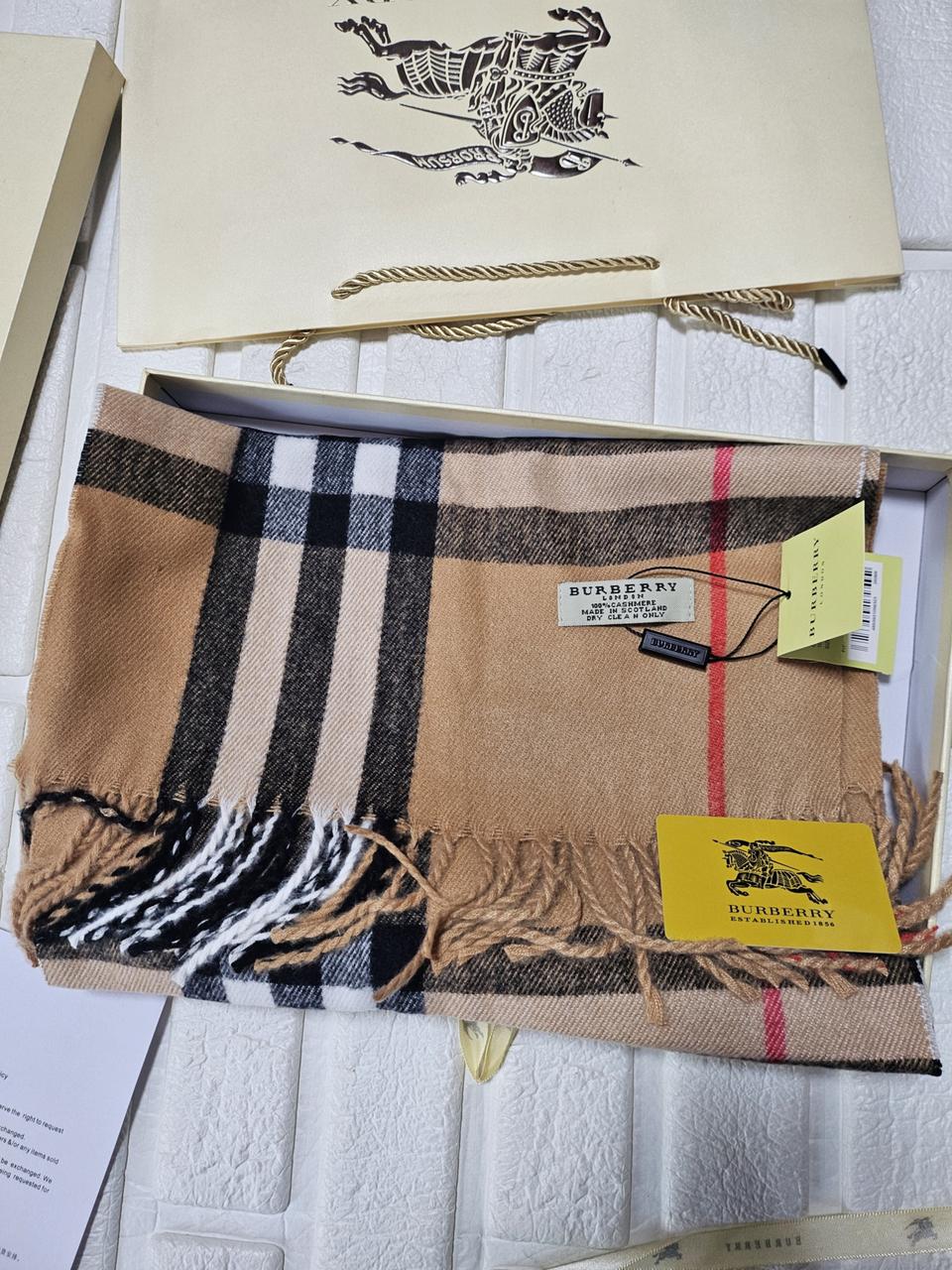 새상품 버버리.캐시미어 머플러 풀박스구성