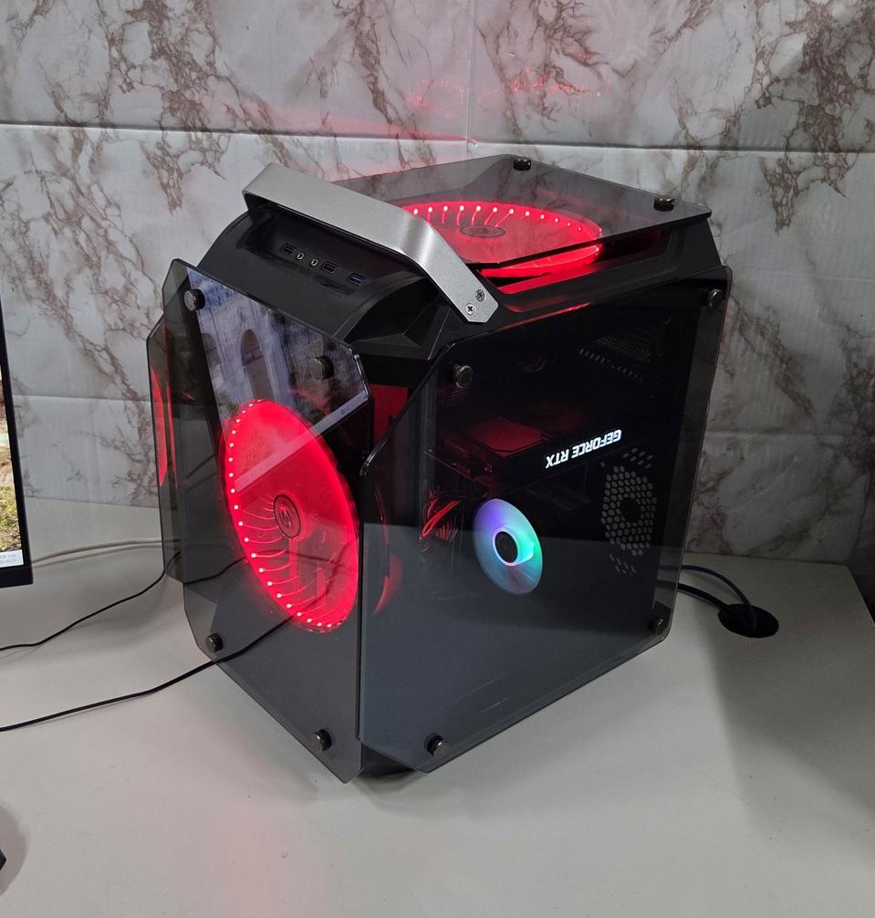 게임용컴퓨터 본체와 게이밍모니터.키보드.마우스 세트