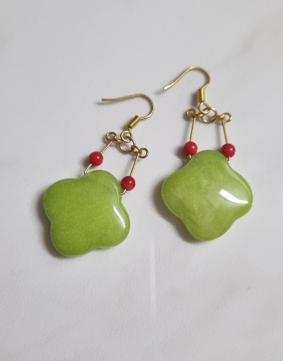 클로버 모양 원석 귀걸이