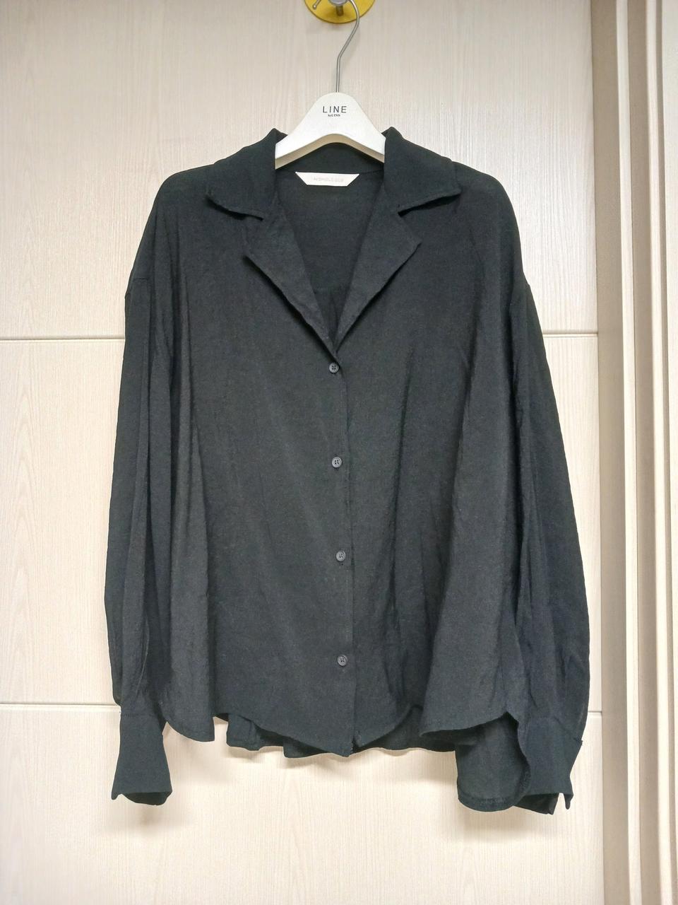 멋스러운 핏의 블랙셔츠