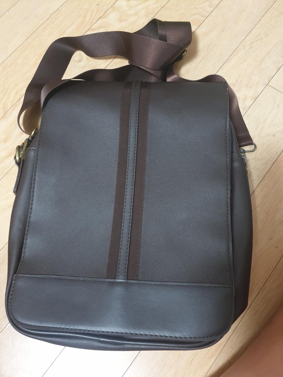 브라운색 크로스백 남성 가방(새거)