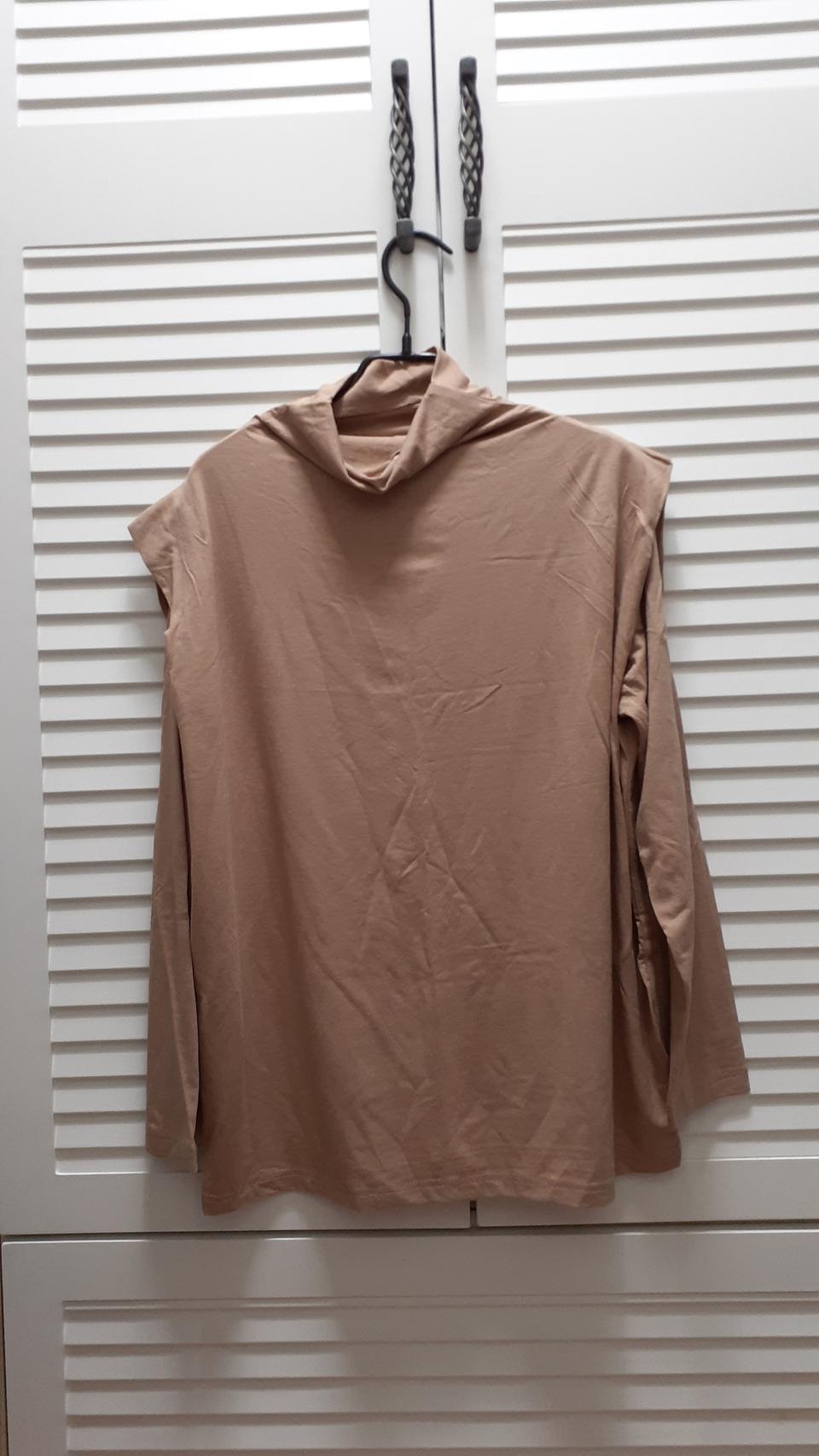 라우렐 베이지색 반목티