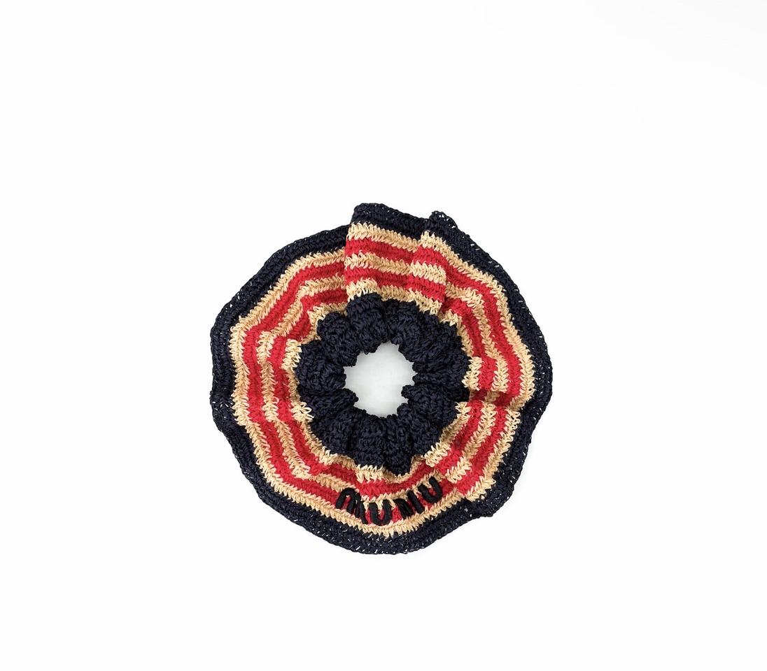 [OS] 미우미우 여성 크로셰 슈슈 스크런치 헤어밴드 내츄럴 블루 레드