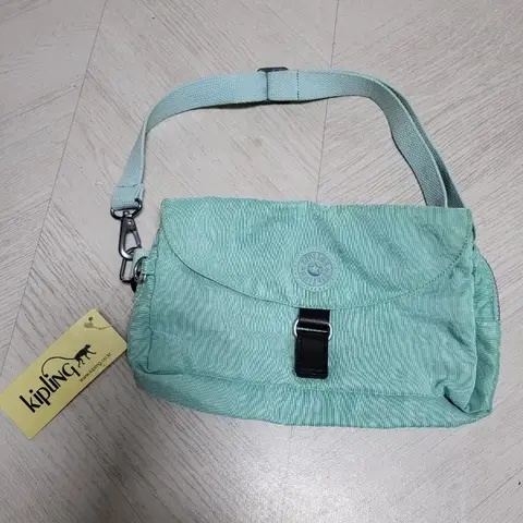 새제품 키플링 케일리 크로스백 민트색 슬링백 힙색