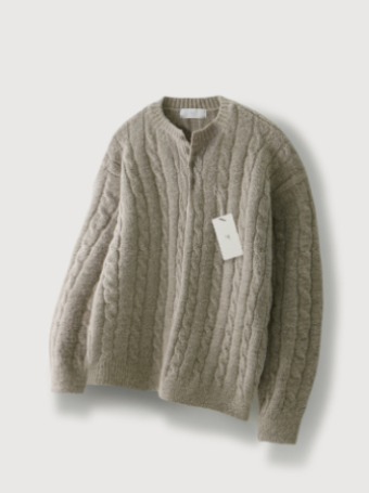 무드인사이드 꽈배기 헨리넥 니트 급처