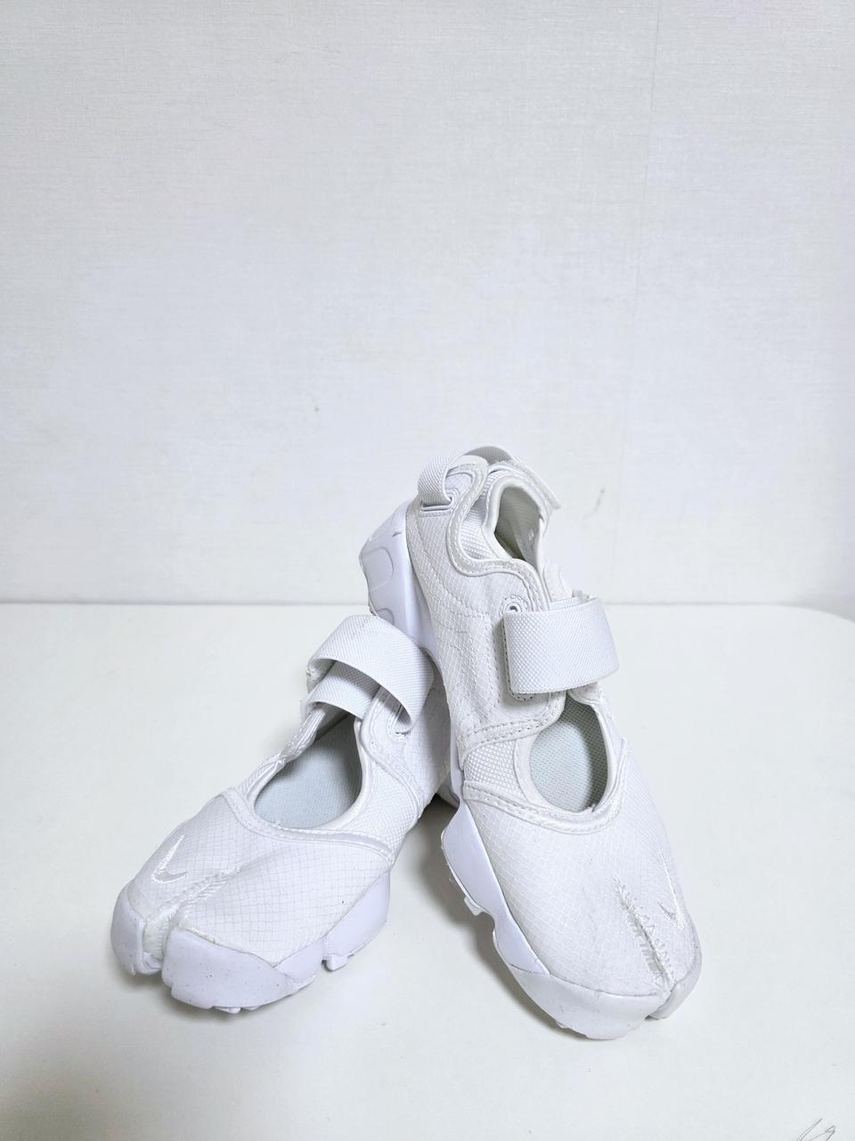 택 붙은 새상품>나이키 에어리프트 화이트 230