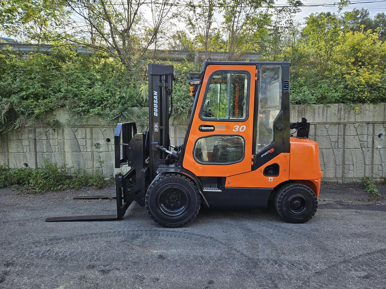 중고지게차 두산 D30S-5 디젤 3톤 힌지드 지게차(더블 통타이어)