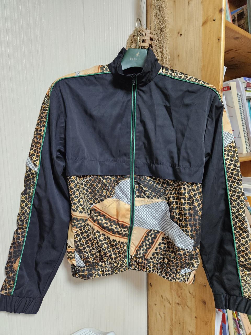 안드레아 크루 (프랑스 패션 디자인)  패턴 배색 블랙 바람막이 점퍼