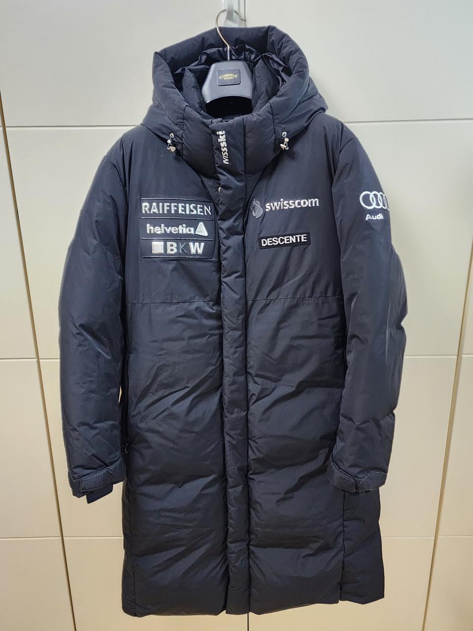 데상트 아우디 롱 패딩 판매합니다.