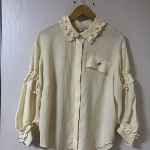 한섬 오즈세컨 크림색 프릴 블라우스