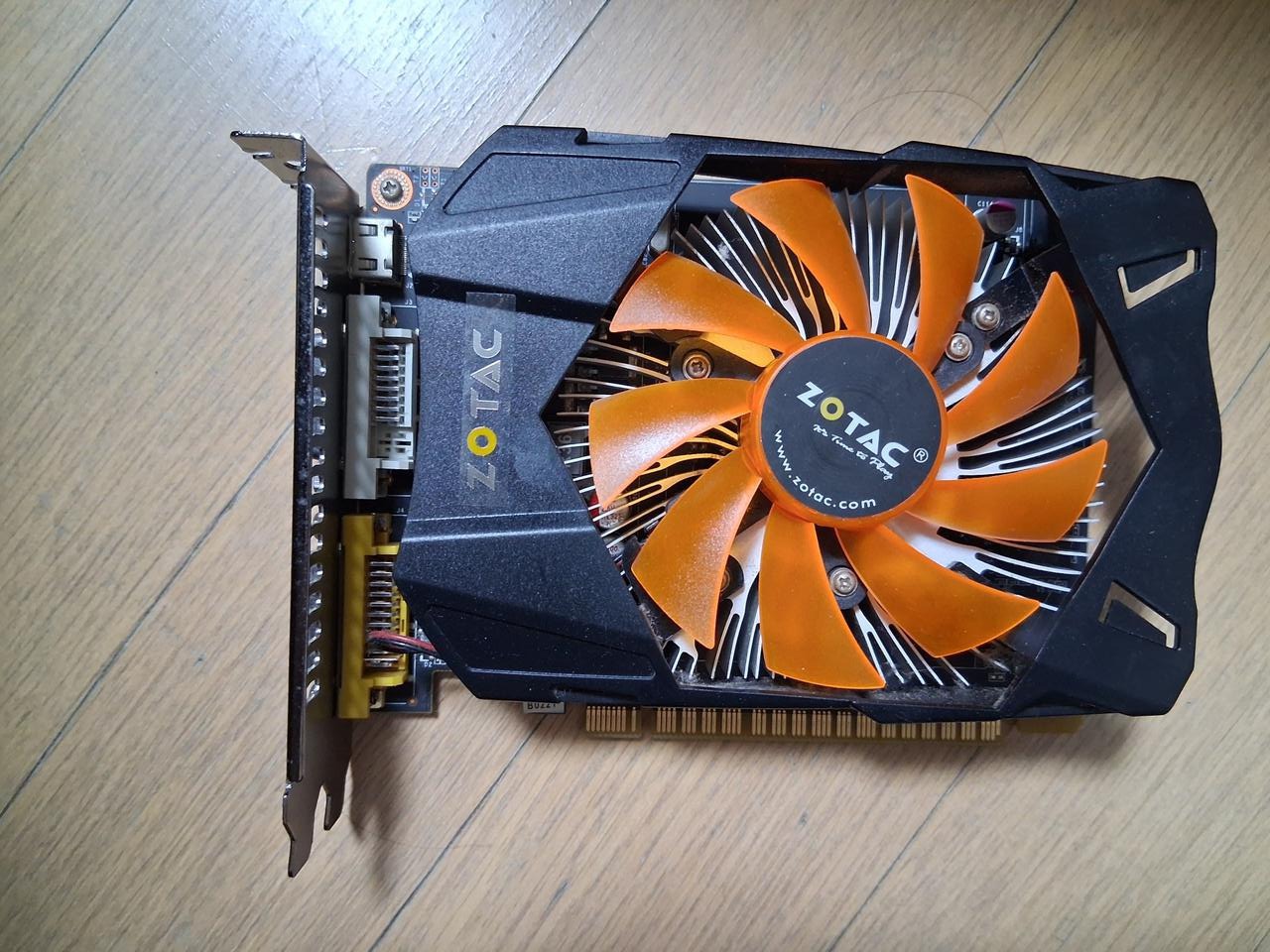 조텍 GTX 650 1GB 그래픽카드 팝니다