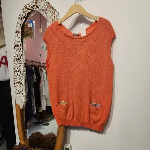 오즈세컨 오렌지색 니트 조끼 포켓 디자인