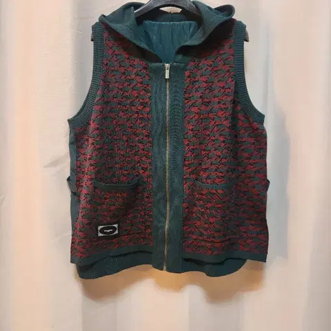 이상봉에디트후드 니트 조끼 그린/레드