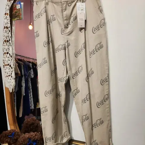 에이치엠 x코카콜라 패턴 베이지색 바지