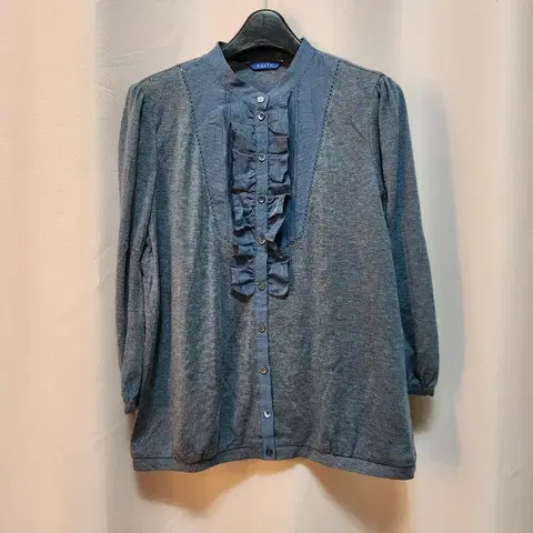 KEITH 프릴 장식 블루 블라우스