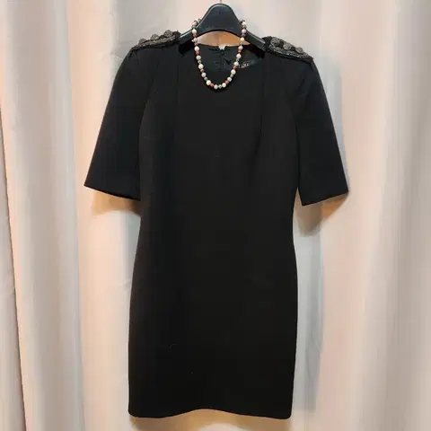 타임 블랙 반팔 미니 원피스