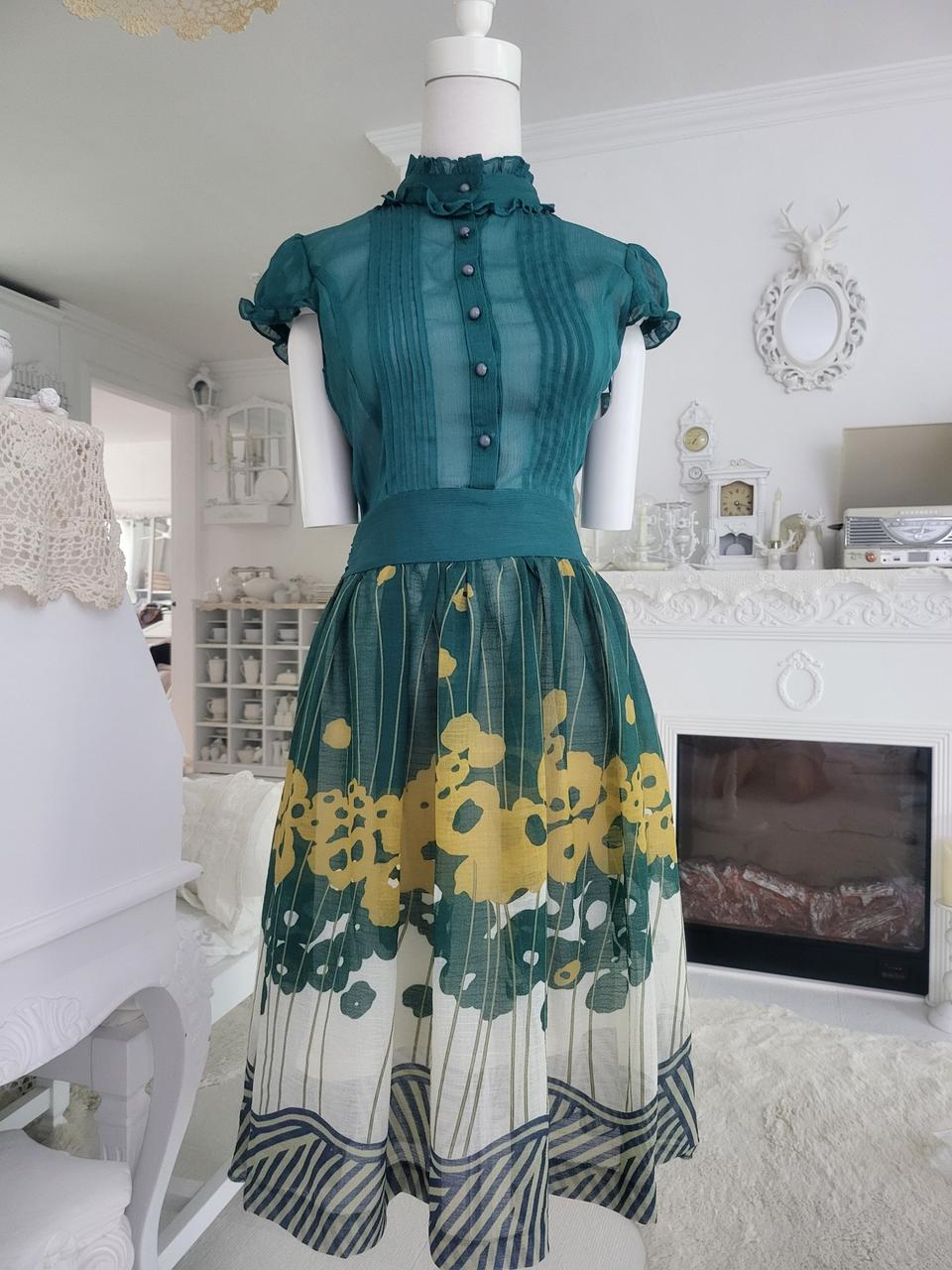 에메랄드 그린 색상의 플라워 롱 원피스