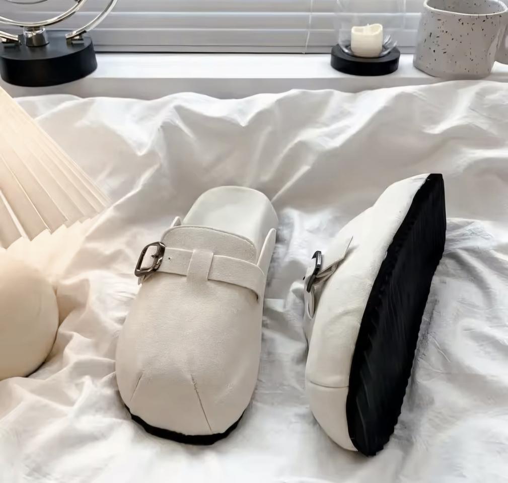 [새상품] 스웨이드 버클 클로그 뮬 슬리퍼(넉넉 235-240)