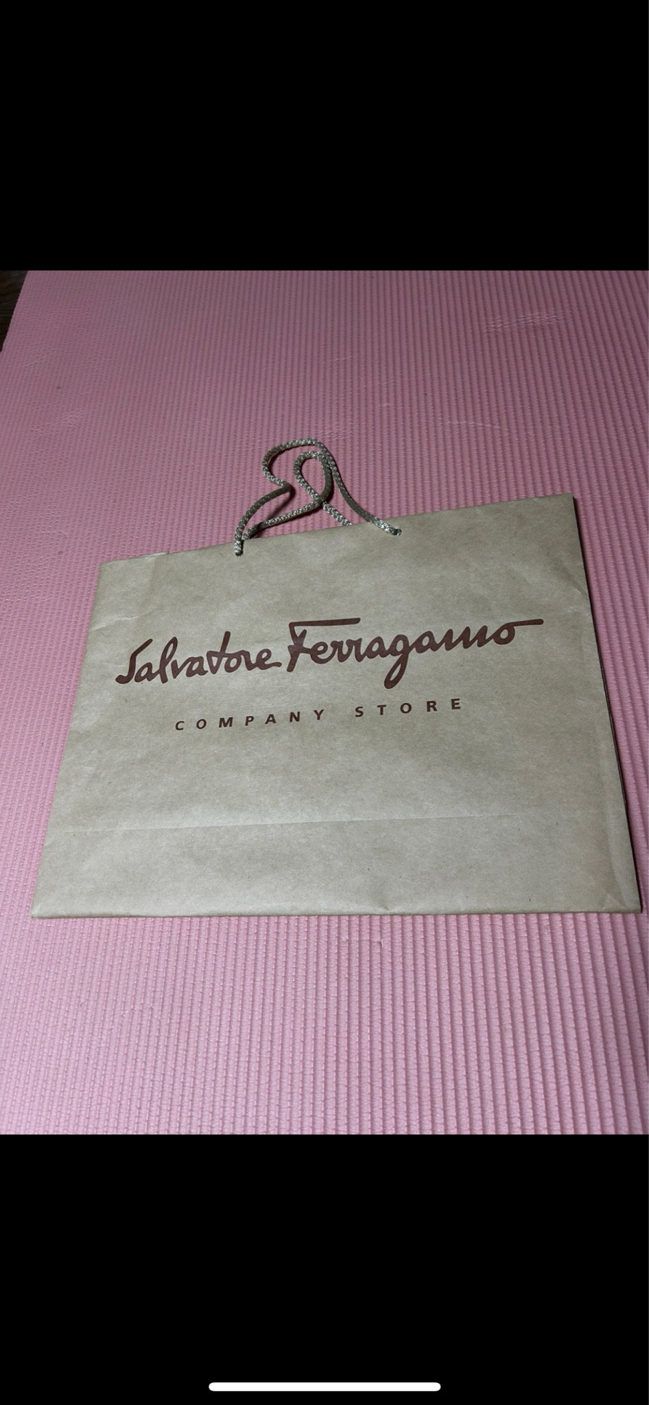 페라가모 Ferragamo 쇼핑백 판매합니다.