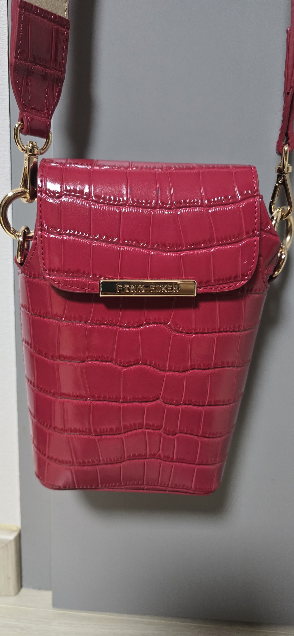 샘소나이트 레드 크로스백입니다