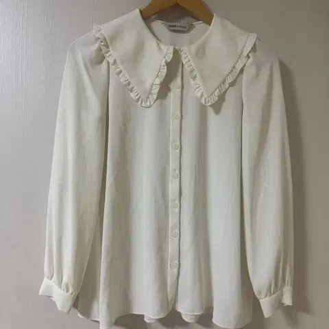앤디앤댑 DEBB 프릴 블라우스 아이보리