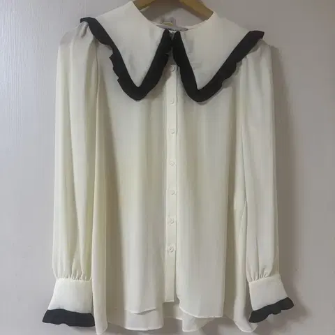 앤디앤뎁 카라 화이트 블랙 블라우스