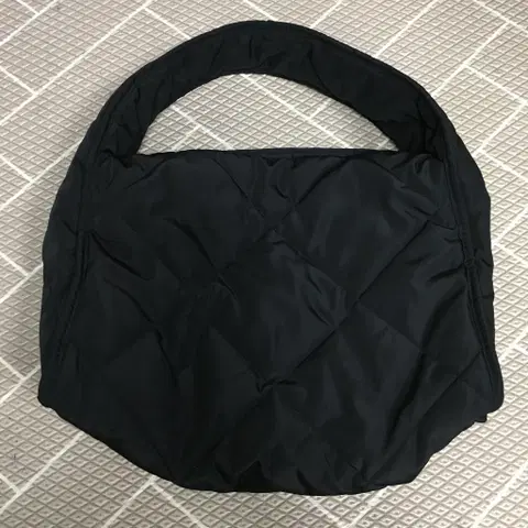 COS 코스 다이아몬드 퀼티드 숄더백
