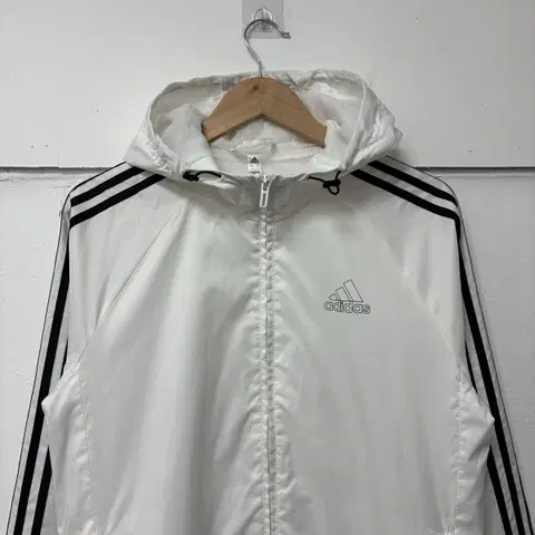 아디다스 화이트 삼선 후디 바람막이