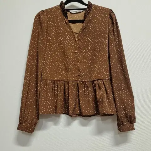 에잇세컨즈 브라운 도트 블라우스 긴팔