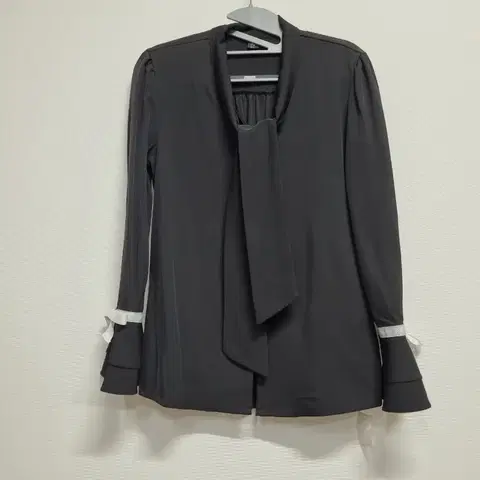 블랙 리본 블라우스 프릴 소매