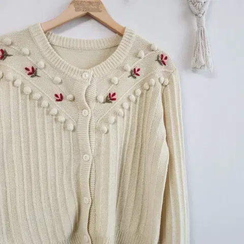 폼폼 자수 가디건