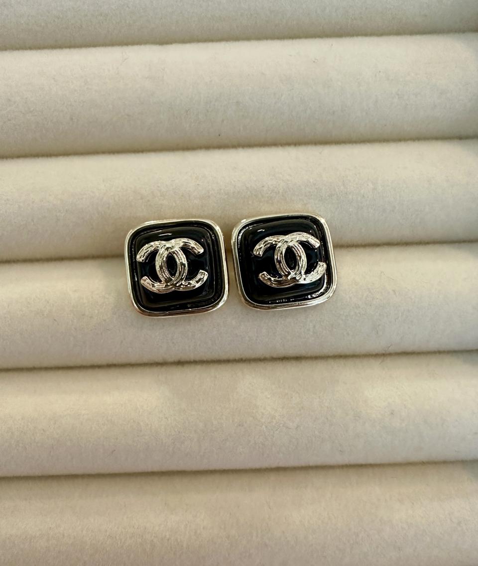 샤넬 업사이클링 펄사각 블랙단추 귀걸이