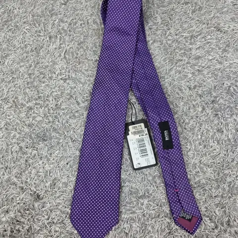 휴고 보스 넥타이 새 제품입니다- 100% 실크 소재로 고급스러워요-