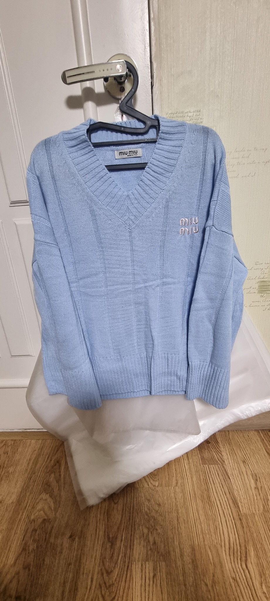 미우미우 브이넥 니트 팔아요 남녀공용