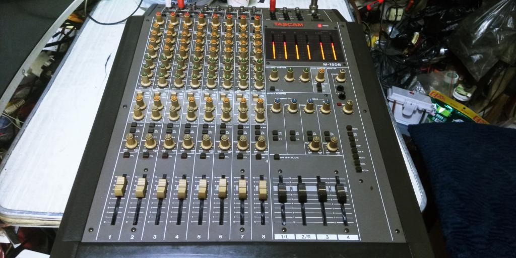 TASCAM M-1508..믹서...