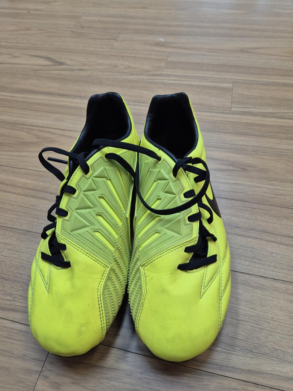 나이키 T90 형광색 축구화 US 8사이즈입니다. 260mm이고, 풋살화