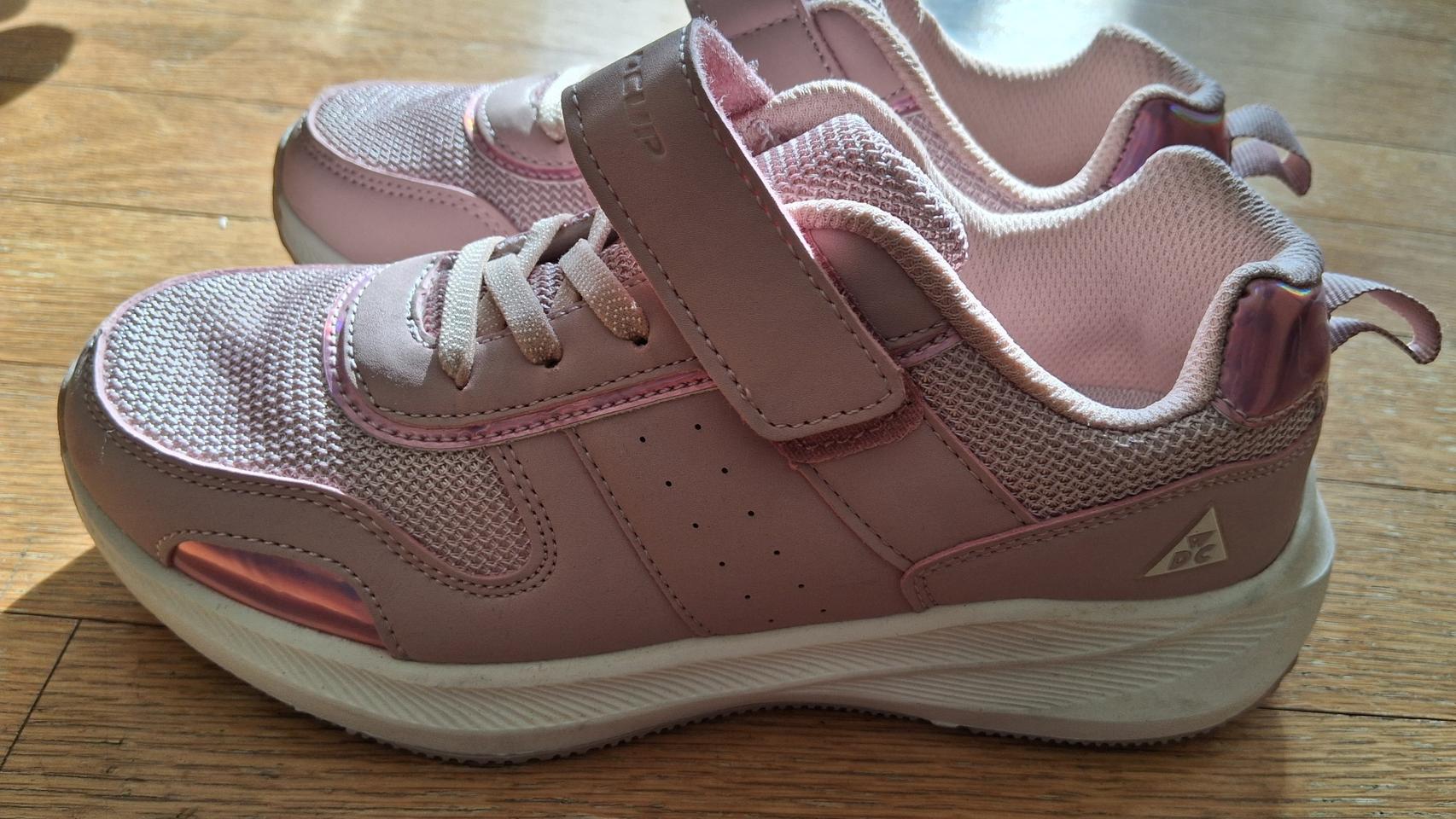 월드컵 분홍색 찍찍이 운동화 220mm. 대전권 무료배달됩니다. 환불불가