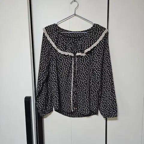 [새상품] 써스데이st 빅카라 리본 블라우스