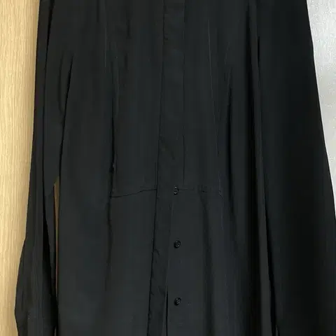 COS 블랙 실크 셔츠