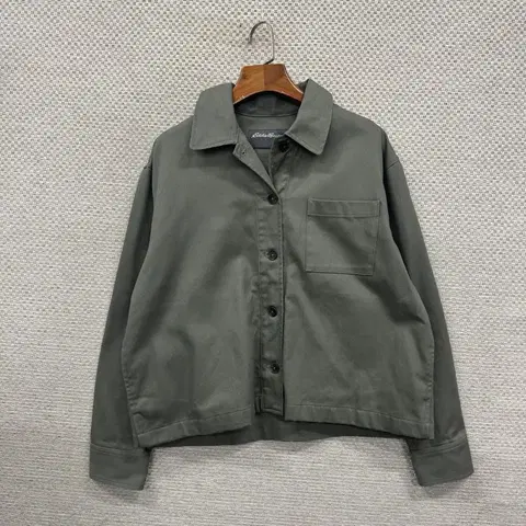 에디바우어 미니멀 크롭 셔츠 자켓 100 A00461