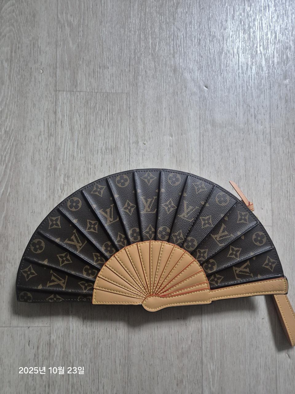 루이 부채 클러치