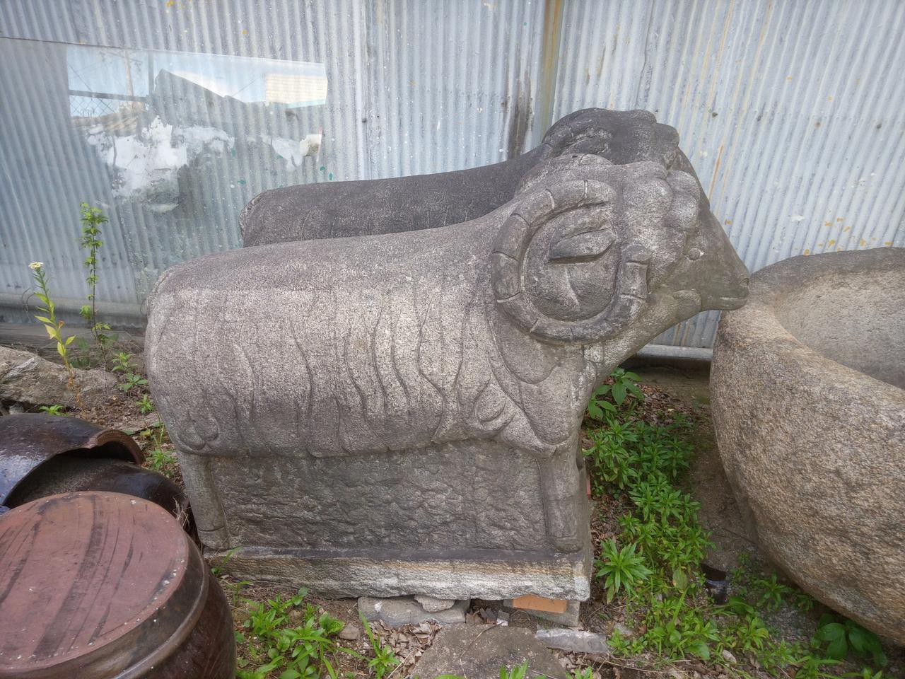 연대 있는 돌로 된 대형 양 한쌍  /크기가 매우 큰 석상 / 석물