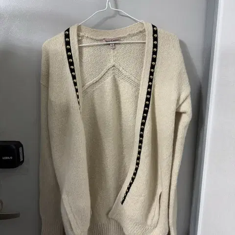 쥬시 꾸뛰르 95 스터드 노버튼 가디건