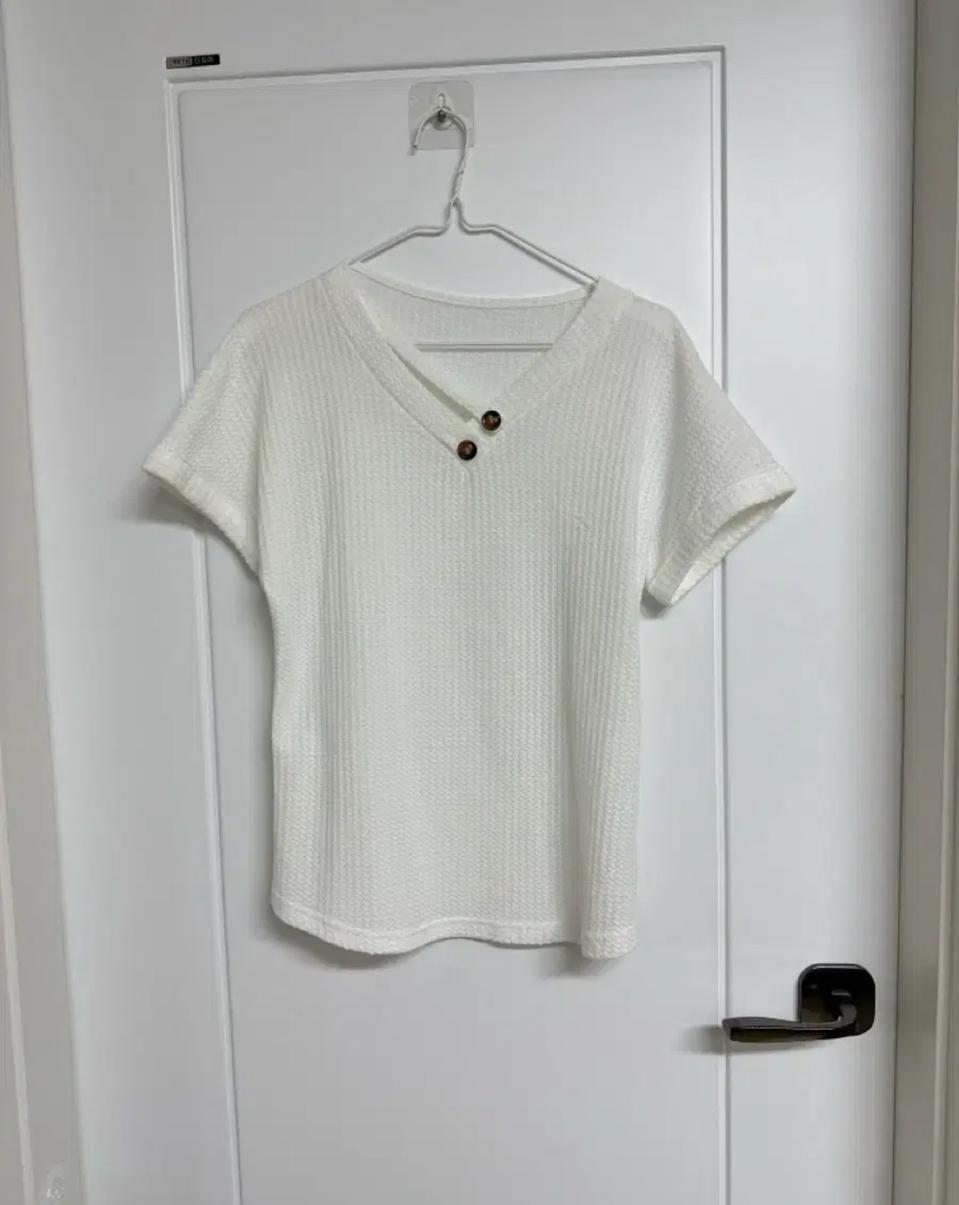 화이트 브이넥 반팔