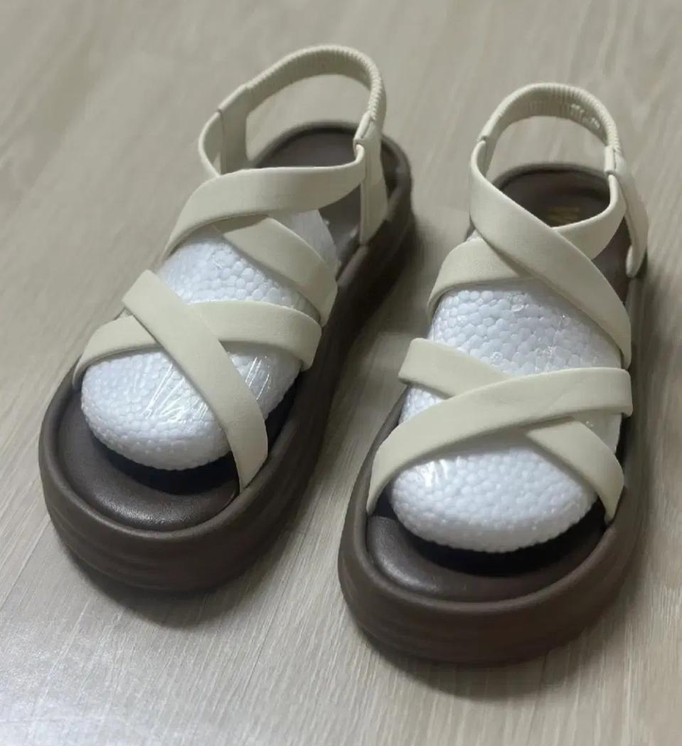 새상품 여성 샌들 235