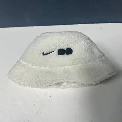 SM 나이키 나오미 오사카 화이트 플리스 버킷햇